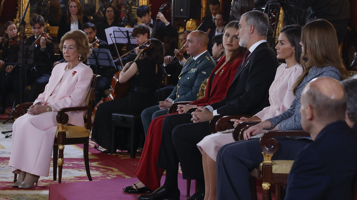 Leonor homenajea a su abuela y se enfunda un favorecedor traje borgoña en el Palacio Real