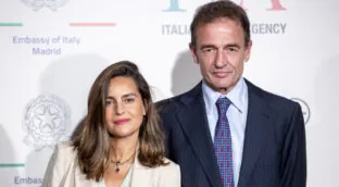 La mujer de Alessandro Lequio aprovecha su buena situación laboral para defenderlo