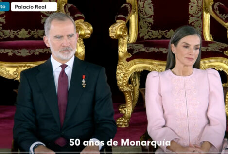La reina Letizia rescata su estupendo traje rosa bebé de 'tweed' en la gala del Toisón de Oro
