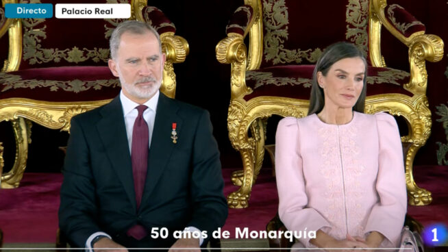 La reina Letizia rescata su estupendo traje rosa bebé de 'tweed' en la gala del Toisón de Oro
