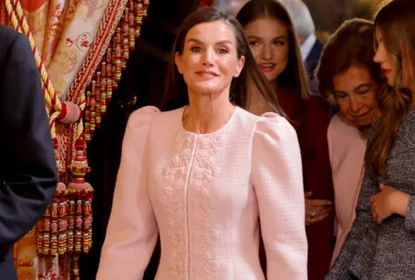 La reina Letizia rescata su estupendo traje rosa bebé de 'tweed' en la gala del Toisón de Oro
