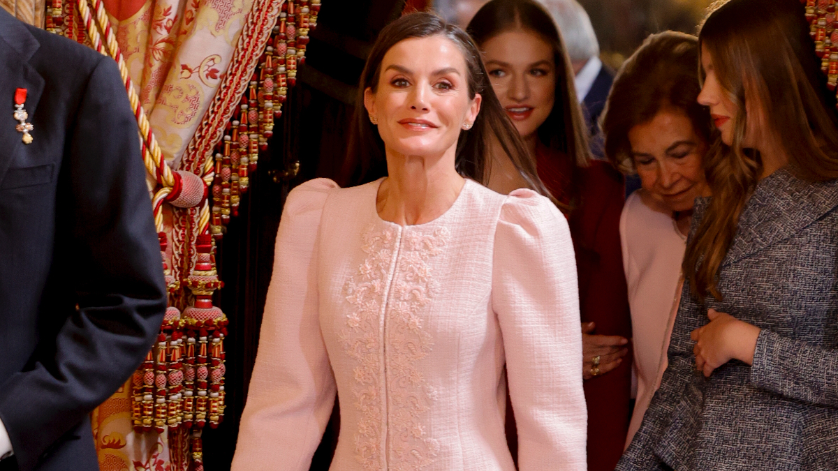 La reina Letizia rescata su estupendo traje rosa bebé de ‘tweed’ en la gala del Toisón de Oro