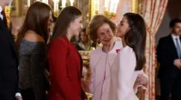 La reina Sofía, más cariñosa que nunca con su nuera Letizia: un beso y su caricia por la espalda