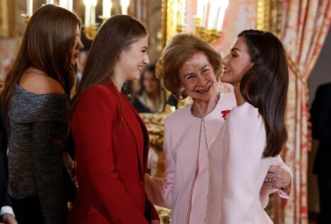 La reina Sofía, más cariñosa que nunca con su nuera Letizia: un beso y su caricia por la espalda