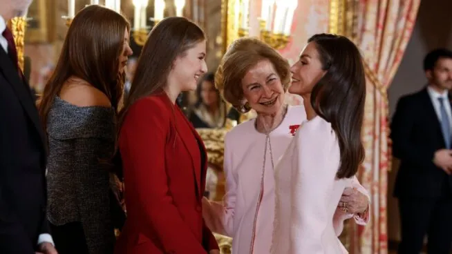 La reina Sofía, más cariñosa que nunca con su nuera Letizia: un beso y su caricia por la espalda