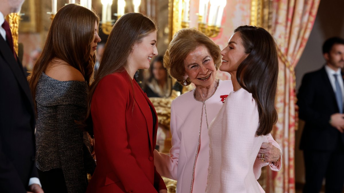 La reina Sofía, más cariñosa que nunca con su nuera Letizia: un beso y su caricia por la espalda