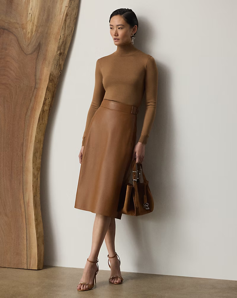 Estilismo monocromático de Loewe con falda de cuero. (PVP: 2.650€)