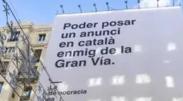 El Gobierno pone una lona en catalán en la Gran Vía de Madrid en conmemoración del 20-N