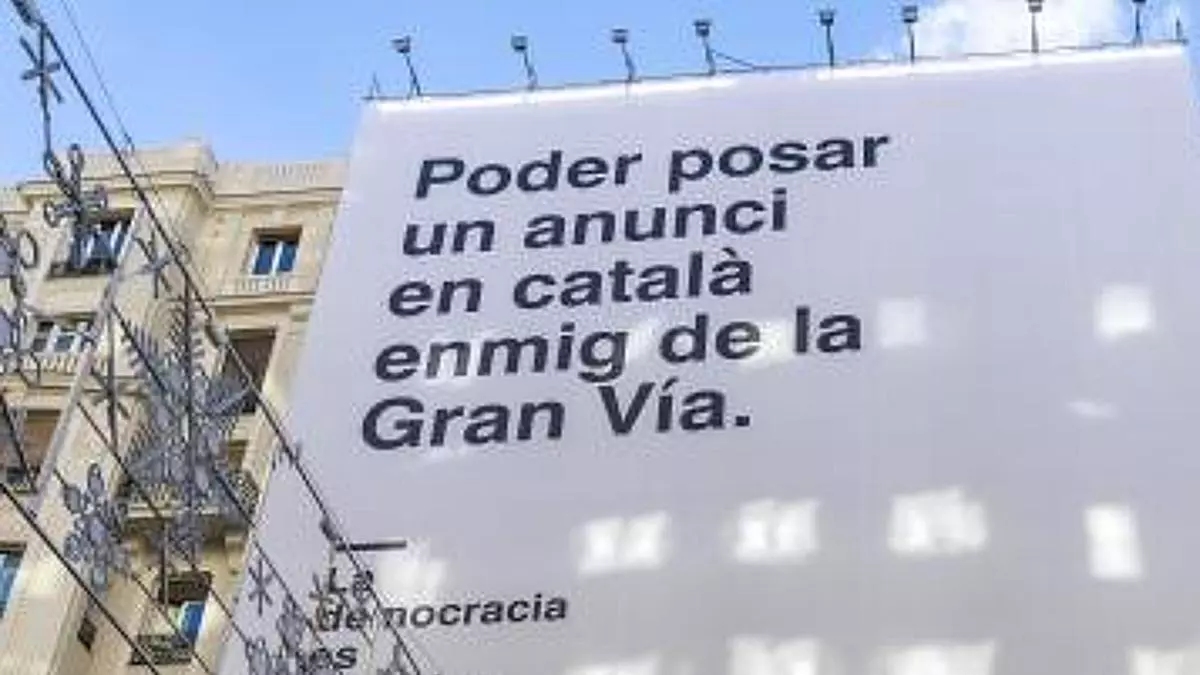 El Gobierno pone una lona en catalán en la Gran Vía de Madrid en conmemoración del 20-N