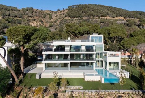 Los latinos con pisos de lujo en Madrid ya buscan segunda residencia en zonas costeras