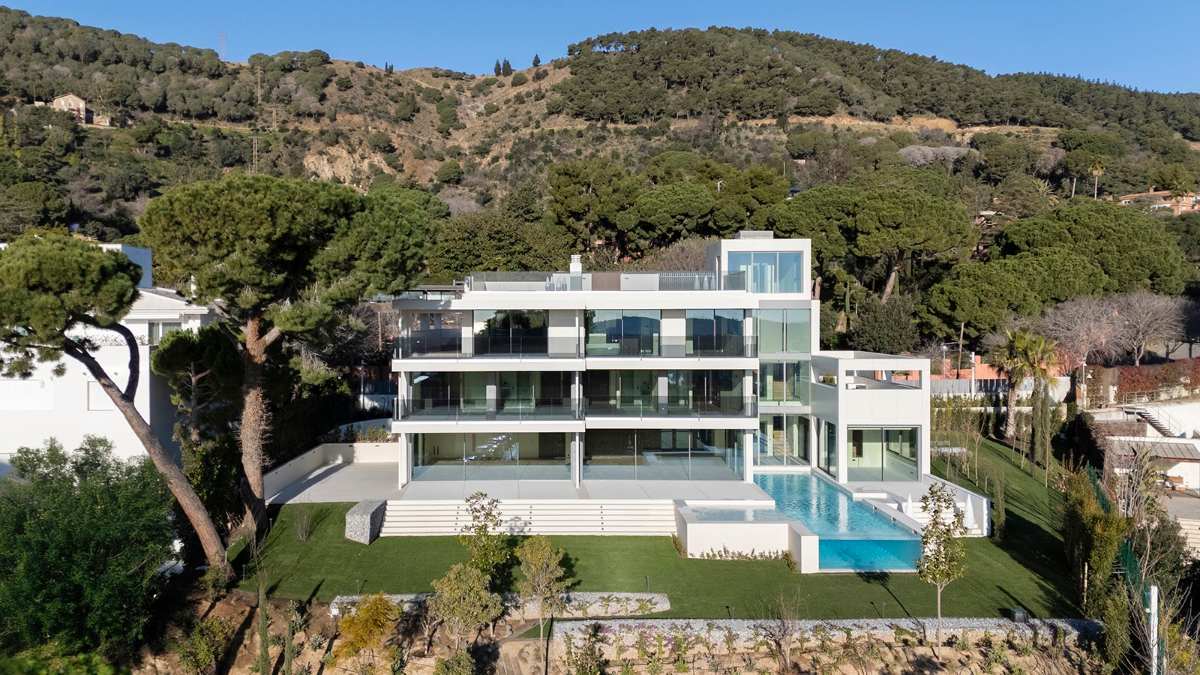 Los latinos con pisos de lujo en Madrid ya buscan segunda residencia en zonas costeras