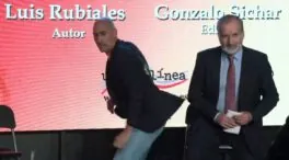 El tío de Luis Rubiales le lanza huevos durante la presentación de su libro