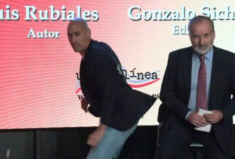 El tío de Luis Rubiales le lanza huevos durante la presentación de su libro