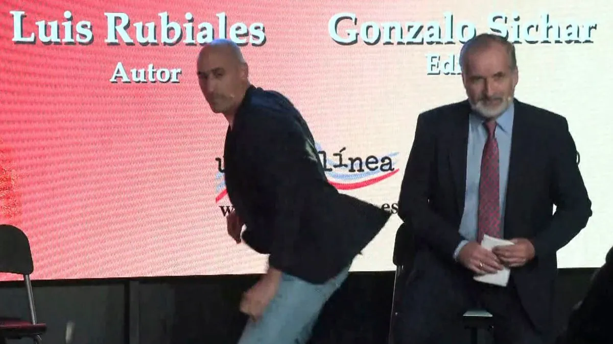 El tío de Luis Rubiales le lanza huevos durante la presentación de su libro