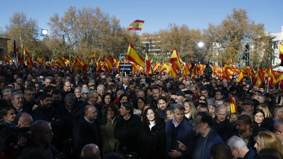 Miles de personas protestan en Madrid contra los «corruptos» y reclaman elecciones
