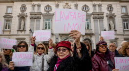 Centenares de personas protestan frente al Supremo por la condena a García Ortiz
