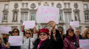 Centenares de personas protestan frente al Supremo por la condena a García Ortiz