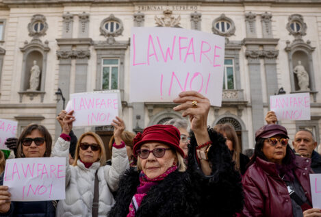 Centenares de personas protestan frente al Supremo por la condena a García Ortiz