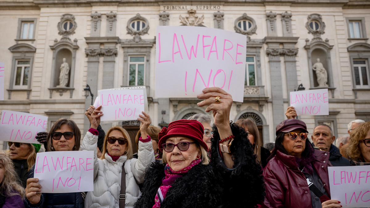 Centenares de personas protestan frente al Supremo por la condena a García Ortiz