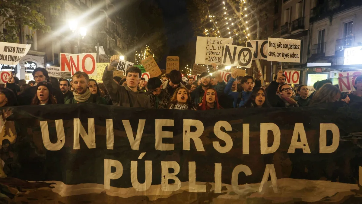 Cientos de personas marchan contra la «asfixia» de las universidades madrileñas
