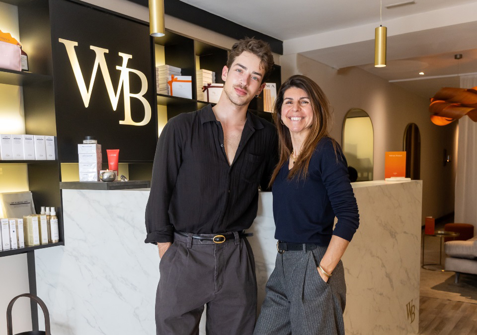 El actor Manu Ríos junto a la facialista María Casado