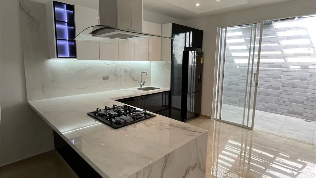 Cocina de piedra sintetizada. Canva