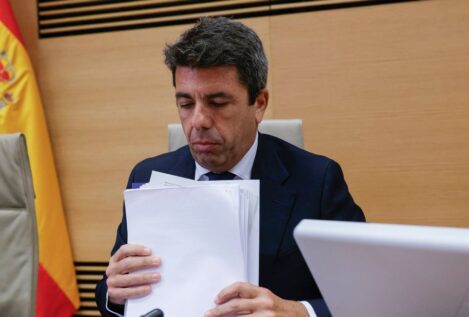 Mazón insiste en que fue a pie directo del aparcamiento al Palau y estuvo localizable