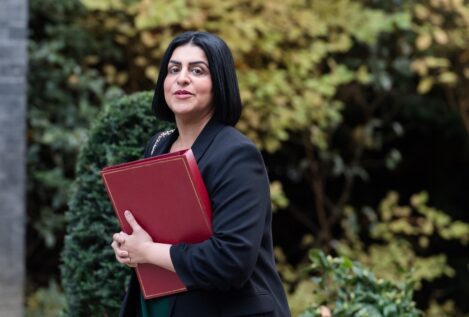 El Gobierno británico retirará prestaciones y fomentará la expulsión de solicitantes de asilo