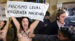 Activistas de Femen irrumpen en la misa por Franco y reciben tocamientos de un asistente