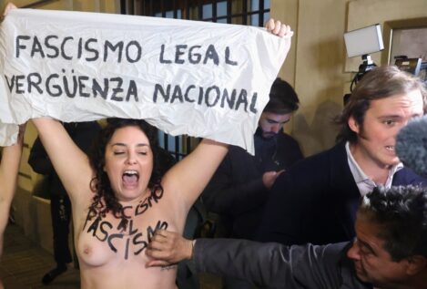 Activistas de Femen irrumpen en la misa por Franco y reciben tocamientos de un asistente
