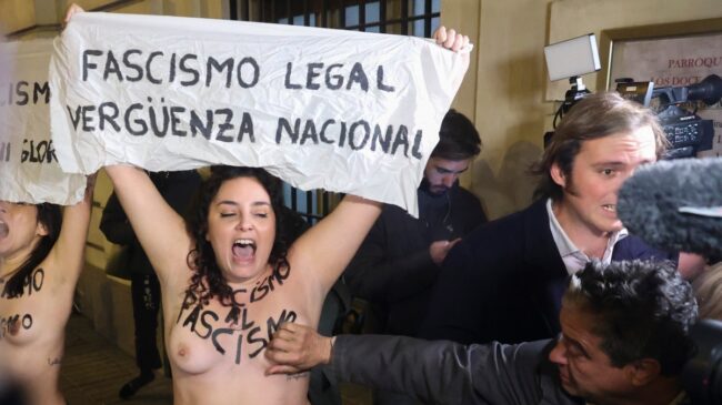 Activistas de Femen irrumpen en la misa por Franco y reciben tocamientos de un asistente