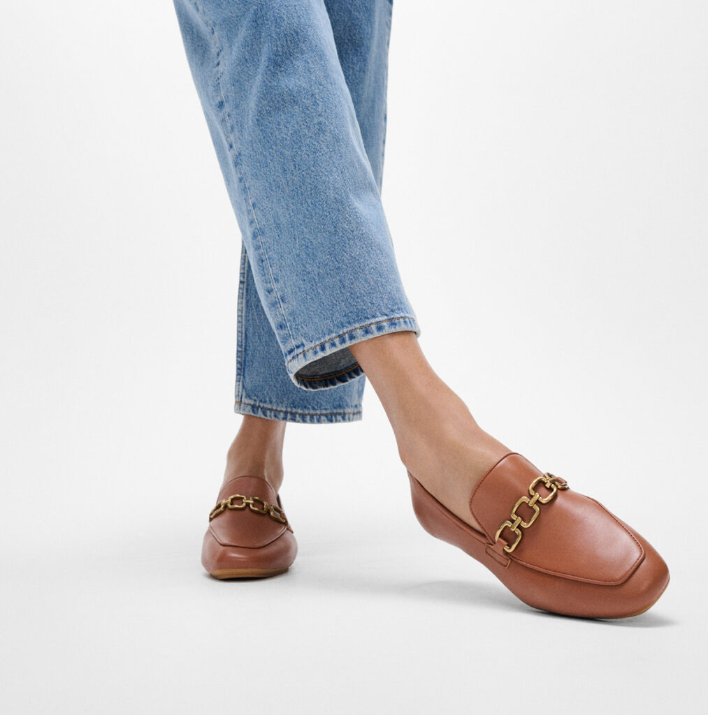 Calzado masculino con cadena metálica de FitFlop