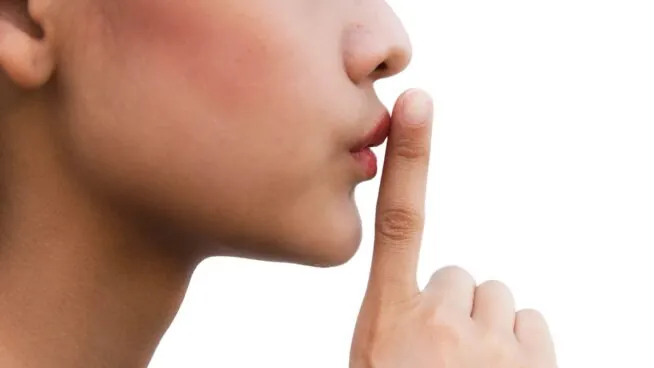 Una experta en conducta humana revela tres situaciones en las que conviene callarse