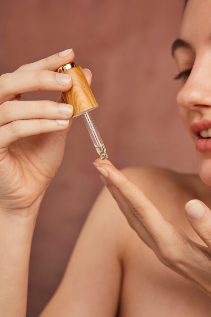 Mujer utilizando un serum. (Fuente: Freepik)