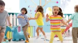 Antes de los seis años aprendemos mejor sin pupitres