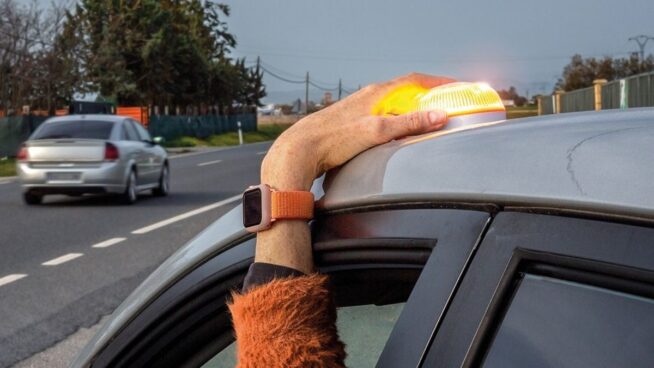 V16, la baliza de la discordia que no gusta a nadie y solo contenta a la DGT