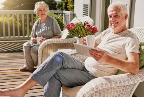 Nuevo carnet para madrileños mayores de 60:  así podrás aprovechar los descuentos y planes