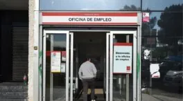 El paro subió en 22.101 personas en octubre, pero sigue en mínimos de 2007