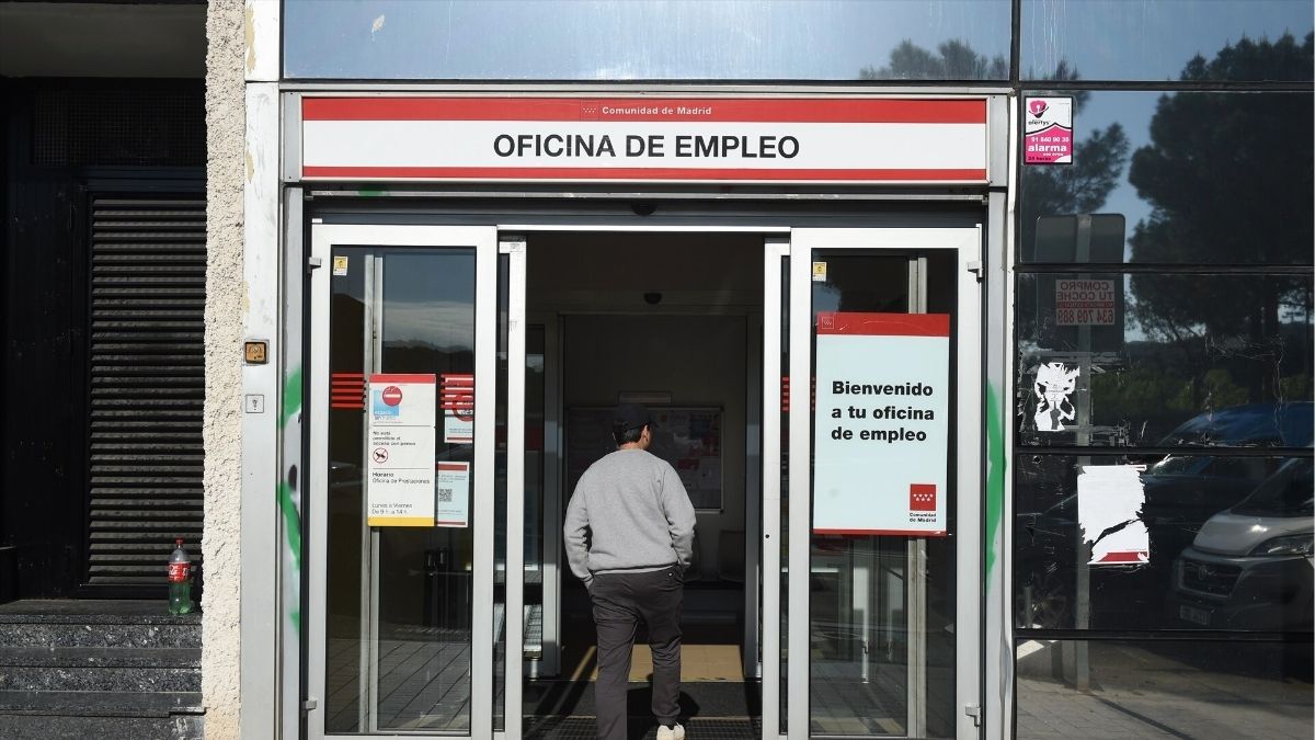 El paro subió en 22.101 personas en octubre, pero sigue en mínimos de 2007