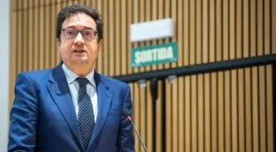 Óscar López carga contra la «opacidad absoluta» de los viajes de Ayuso