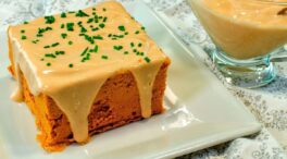 Pastel de cabracho caliente para Navidad con salsa de piquillos: cremoso y con mucho sabor