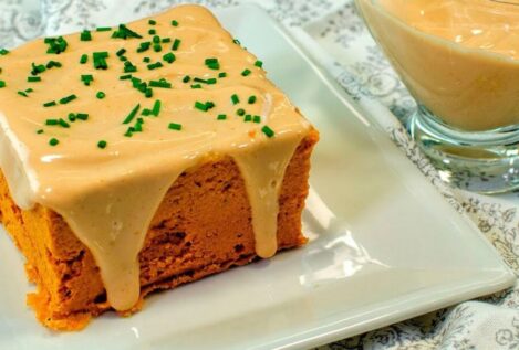 Pastel de cabracho caliente para Navidad con salsa de piquillos: cremoso y con mucho sabor