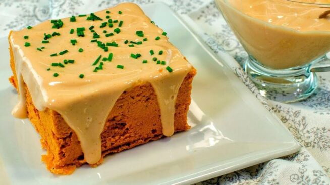 Pastel de cabracho caliente para Navidad con salsa de piquillos: cremoso y con mucho sabor