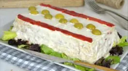 Pastel salado de pan de molde y atún: ligero y fácil para Navidad