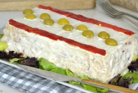 Pastel salado de pan de molde y atún: ligero y fácil para Navidad