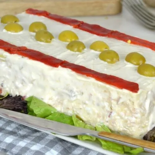 Pastel salado de pan de molde y atún