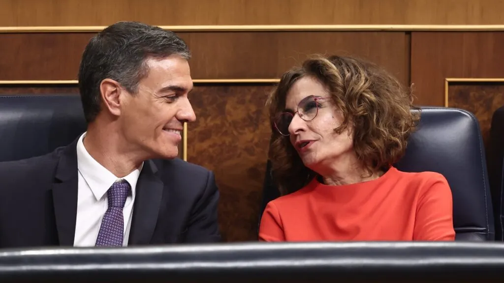 El presidente del Gobierno, Pedro Sánchez, y la vicepresidenta primera y ministra de Hacienda, María Jesús Montero.