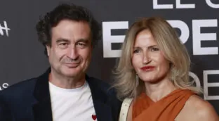 El acogedor salón de Pepe Rodríguez en tonos claros, integrado, muy elegante y funcional