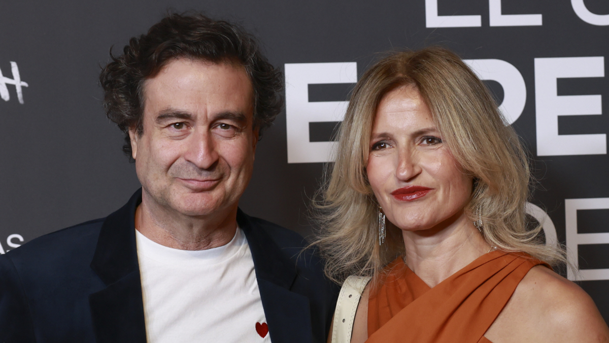 El acogedor salón de Pepe Rodríguez en tonos claros, integrado, muy elegante y funcional