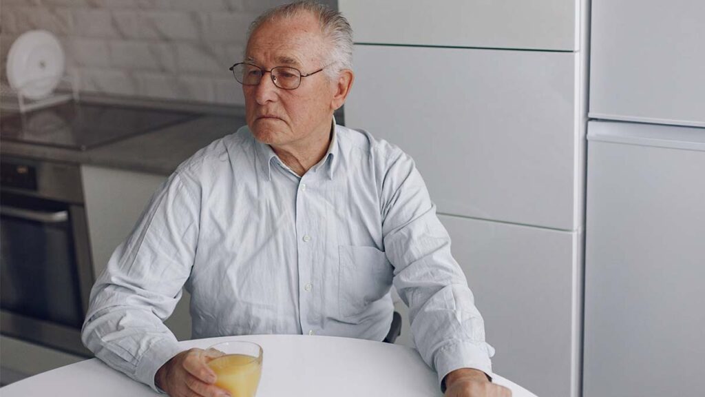 percepcion-tiempo-hombre-mayor-cocina